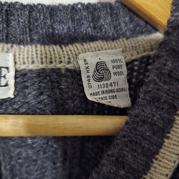 Lodge 100% Wool V-Neck Sweater - Picture 6 of 7